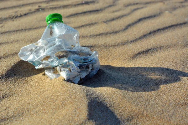 Contaminación plástica de botellas en una playa de arena . — Foto de Stock