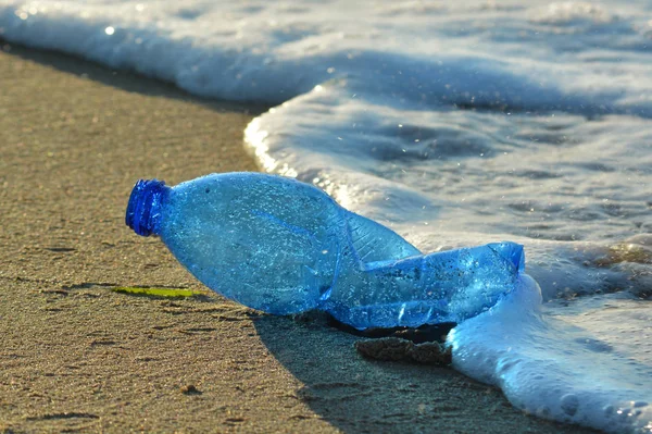 Pllastic bottle pollution on a sandy beach. — Stock Photo, Image