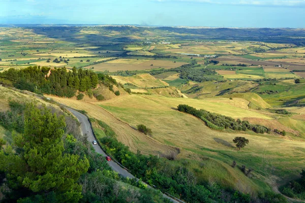 Güney İtalya Molise kırsalında güneşli manzara.