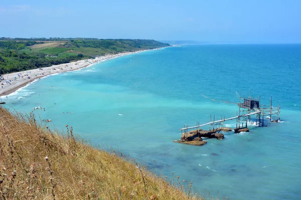 Vasto, Abruzzo/İtalya- Punta Aderci'nin güneşli doğal rezerv plajı. — Stok fotoğraf