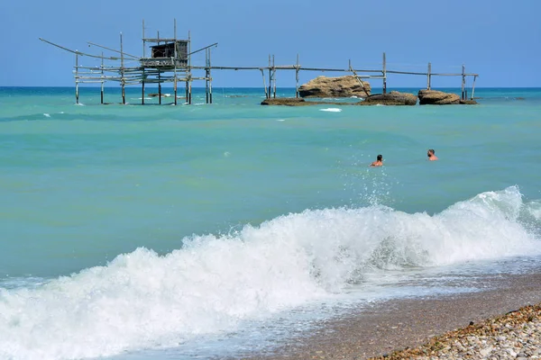 Vasto, Abruzzo / Itália- 22 / 08 / 2019- A ensolarada praia de reserva natural de Punta Aderci . — Fotografia de Stock