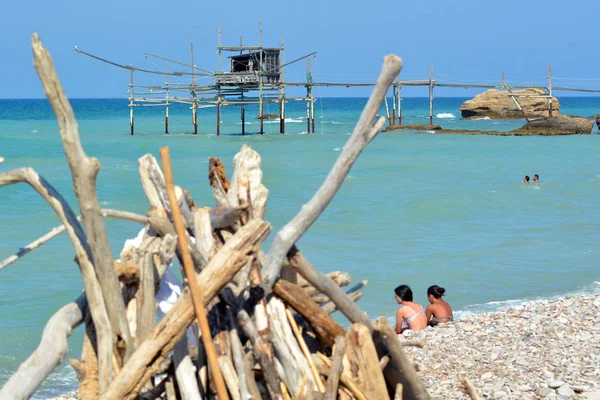 Vasto, Abruzzo/İtalya- 22.08.2019- Punta Aderci'nin güneşli doğal rezerv plajı. — Stok fotoğraf