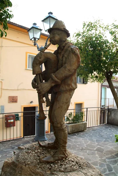 Scapoli, Molise / Italie -16 / 08 / 2012- Le monument à la zampogna, instrument de musique traditionnel des bergers . — Photo