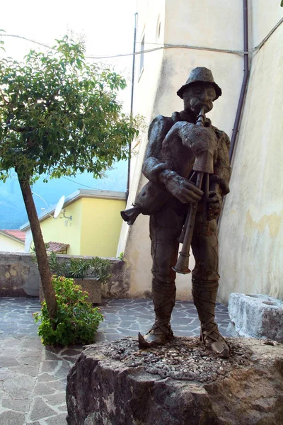 Scapoli, Molise / Italie -16 / 08 / 2012- Le monument à la zampogna, instrument de musique traditionnel des bergers . — Photo