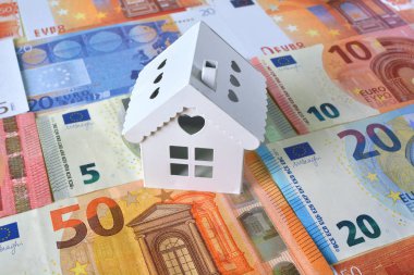 Euro banknot bir arka plan üzerinde beyaz yazlık.