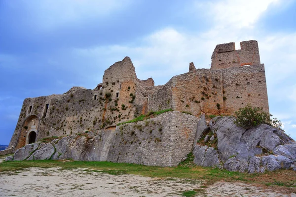 Castropignano, Molise / Italia- El castillo de piedra de Evoli . —  Fotos de Stock