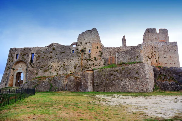 Castropignano, Molise/Italië-het stenen kasteel van Evoli. — Stockfoto