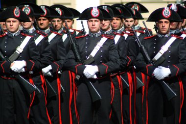Torino, Piedmont, İtalya - 06/02/2007 - İtalyan Cumhuriyet Bayramı. Silahlı Kuvvetler ile bayrak çekme de tarihi üniformalı Carabinieri.