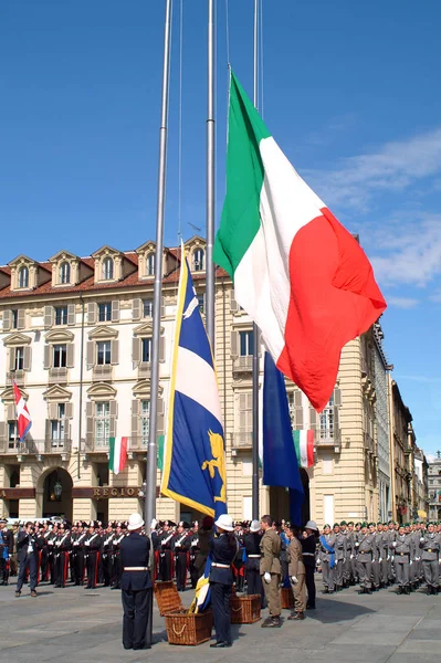 Turin, Piedmont, Italy - 06/02/2007 - Italian Republic Day. The flag-raising with Armed Forces. — Stock Photo, Image