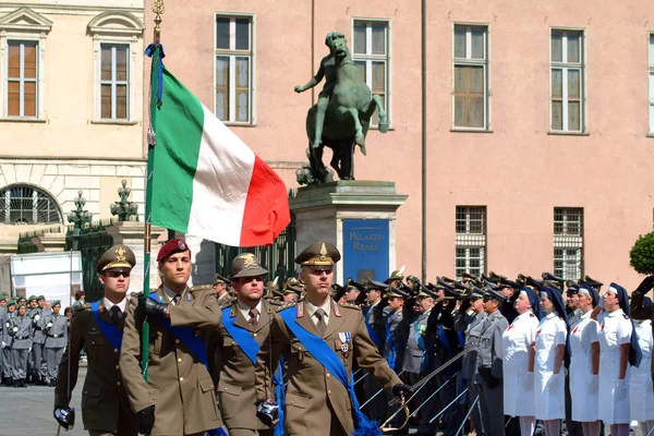 Turyn, Piemont, Włochy-06/02/2007-dzień Republiki Włoskiej. Flaga-podnoszenie z siłami zbrojnymi. — Zdjęcie stockowe