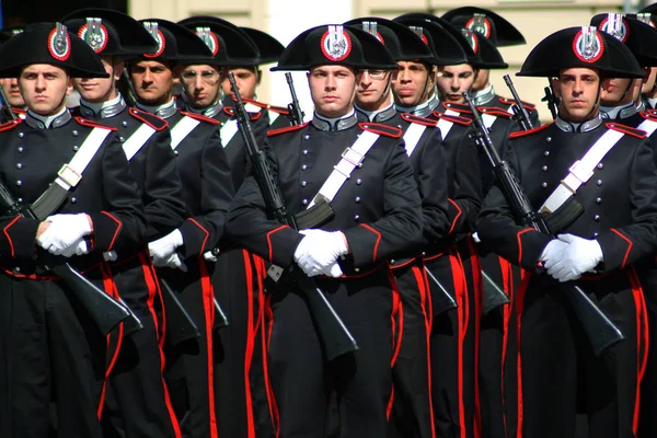 Torino, Piedmont, İtalya - 06/02/2007 - İtalyan Cumhuriyet Bayramı. Silahlı Kuvvetler ile bayrak çekme de tarihi üniformalı Carabinieri.