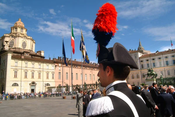 Turin, Piémont, Italie - 06 / 02 / 2007 - Fête de la République italienne. Carabiniers en uniformes historiques au lever du drapeau avec les forces armées . — Photo