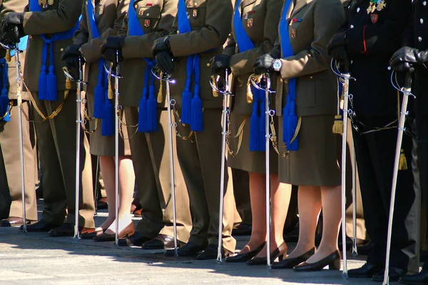 Turin, Piedmont, Italy - 06 / 02 / 2007 - Italian Republic Day. Поднятие флага с вооруженными силами . — стоковое фото