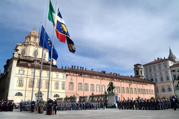 Turijn, Piemonte, Italië-06/02/2007-dag van de Italiaanse Republiek. De vlag-Raising met strijdkrachten. — Stockfoto