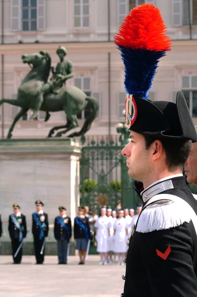 Torino, Piedmont, İtalya - 06/02/2007 - İtalyan Cumhuriyet Bayramı. Silahlı Kuvvetler ile bayrak çekme de tarihi üniformalı Carabinieri. — Stok fotoğraf