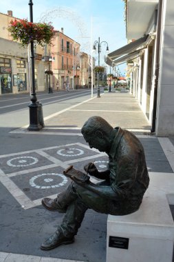 Termoli, Molise/İtalya-08/07/2019- Ünlü çekmece ve karikatürist Benito Jacovitti'ye ithaf edilen heykel.