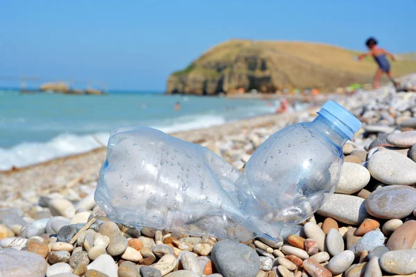 Poluição por garrafas plásticas em uma praia . — Fotografia de Stock