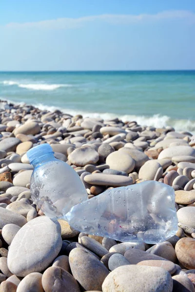 Poluição por garrafas plásticas em uma praia . — Fotografia de Stock