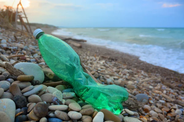 La contaminación plástica de la botella en la playa . — Foto de Stock