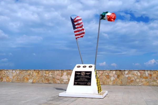 Lesina, Pouilles / Italie- 22 / 08 / 2015-Le monument avec le drapeau venteux des États-Unis et de l'Italie du 325e escadron de l'US Air Force . — Photo