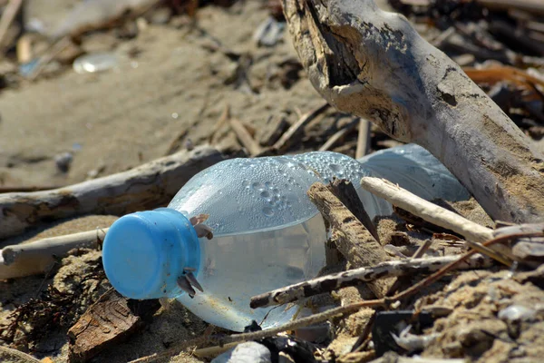 Poluição Garrafas Plástico Uma Praia Areia — Fotografia de Stock
