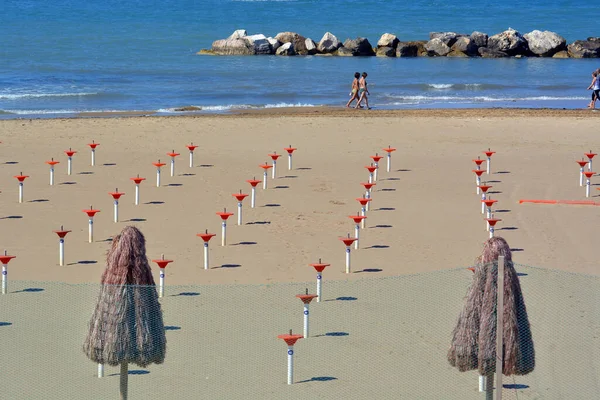 Termoli Molise Talya 2020 Kumlu Bir Plajda Hamamda Sosyal Mesafeyi — Stok fotoğraf