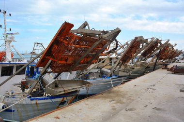 Termoli, Molse, İtalya -05 / 26 / 2020 - iskeleye demirlemiş balıkçı teknelerinin olduğu eski liman