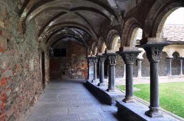 Aosta, Aosta Vadisi, İtalya - 10 / 14 / 2019 - Sant 'Orso kolej kilisesinin Romanesk manastırı.