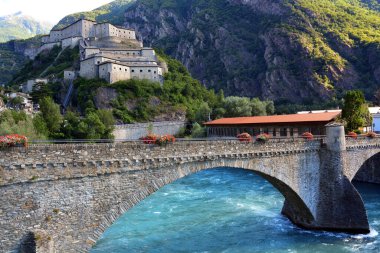 Ozan, Aosta Vadisi / İtalya - Ozan Kalesi Manzarası.