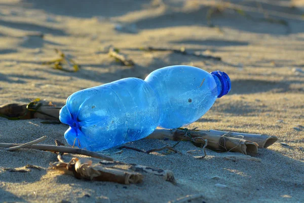 Poluição Por Garrafas Plásticas Uma Praia Areia — Fotografia de Stock