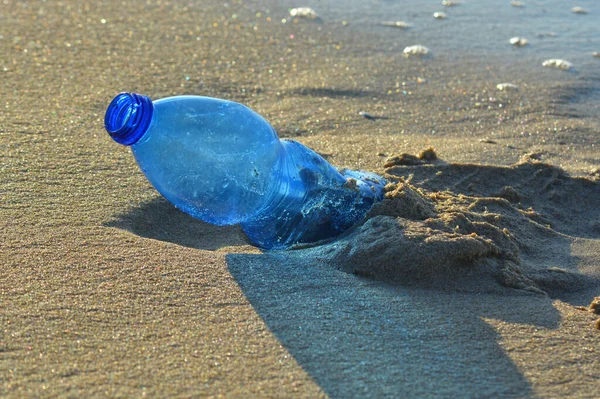 Poluição Por Garrafas Plásticas Uma Praia Areia — Fotografia de Stock