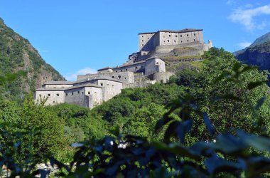 Ozan, Aosta Vadisi / İtalya - Ozan Kalesi Manzarası.