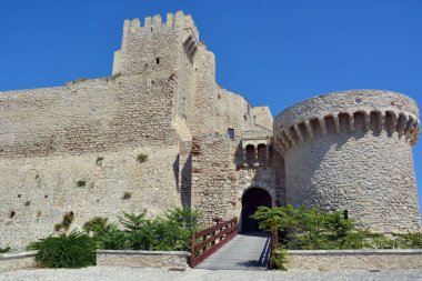 Tremiti, Puglia, İtalya -- Tremiti Adaları 'ndaki San Nicola adasındaki Angevin kalesi, Adriyatik Denizi' ndeki küçük adalar, Gargano parkının bir kısmı