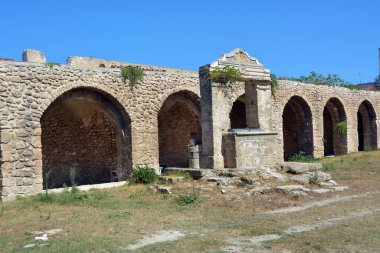 Tremiti, Puglia, İtalya antik manastır ve Tremiti Adaları 'ndaki Aziz Maria al Mare manastırının kuyusu, Adriyatik Denizi' ndeki küçük adalar, Gargano parkının bir kısmı.