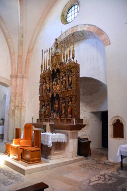 Tremiti, Puglia, İtalya -08 / 28 / 2020 -Tremiti Adaları 'ndaki S. Maria al Mare kilisesinin iç mekanları, Adriyatik Denizi' ndeki küçük adalar, Gargano parkının bir kısmı