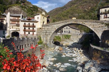 Pont Saint Martin, Aosta Vadisi, İtalya. - 10 / 11 / 2020 - Lys Nehri üzerindeki antik Roma köprüsü.