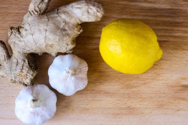 Limon, sarımsak ve zencefil sağlık iksiri. Kilo kaybı ilaçtır. İçin gemiler ve basınç normalleştirme temizleme gereçleri.