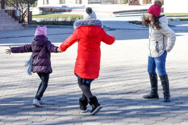 Bir grup, üç mutlu genç kız bahçede dalga geçmeyi güneşli bir günde