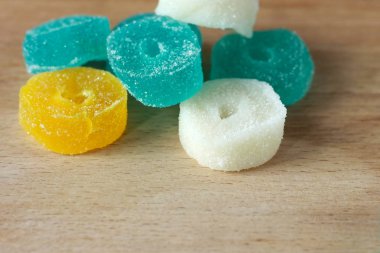 Ahşap açık renkli ve çok renkli marmelat. Tatlı Noel tatlılar şekerim. Farklı jelatinimsi tatlı meyve şekerleri çocuklar için. Çok renkli chewy şeker. Nane, beyaz, öldürülecek