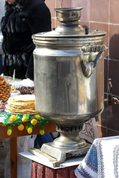 Samovar russo - um velho dispositivo do chá. A tradição de fazer chá em um samovar apareceu na Rússia . — Fotografia de Stock