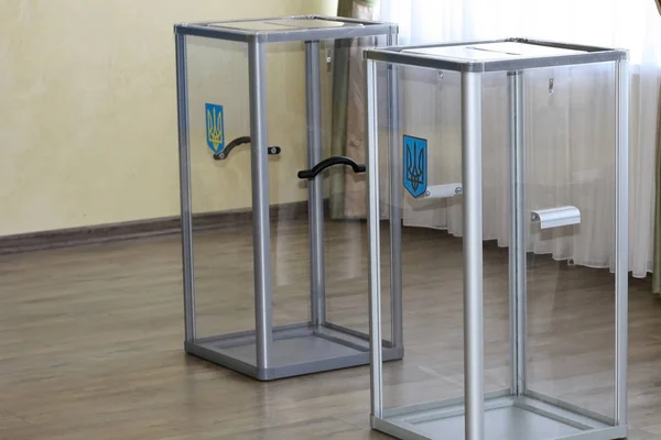 Şeffaf cam oy kutularını armayı 2019 yılında Ukrayna'nın cumhurbaşkanlığı seçimleri sırasında Yoklama İstasyonu ile