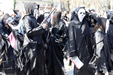 Ukrayna, Odessa-1 Nisan 2019: mizah ve kahkaha, mizah, film Scream gelen kostümleri genç insanlar bir kutlama. Aptal günü