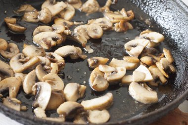 Mantarlı beyaz şampiyonlar, tavada kızartılmış çorba, salata malzemeleri. Vejetaryen sağlıklı protein yiyeceği, ana yemek, yaşam tarzı.