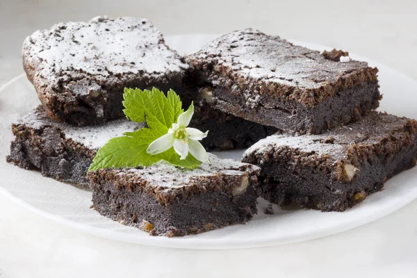 Delicious chocolate cake on a white plate on a white table. Homemade pastries. Traditional American Pie. Copy space — Stock Photo, Image