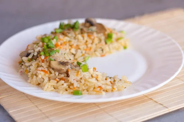 Pilaf é um prato saboroso tradicional feito de carne assada, cebola, cenoura, cebola e alho. . — Fotografia de Stock