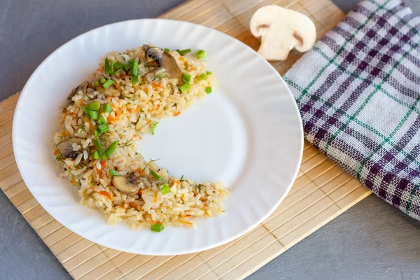 White plate with spicy pilaf with mushrooms — Stok fotoğraf