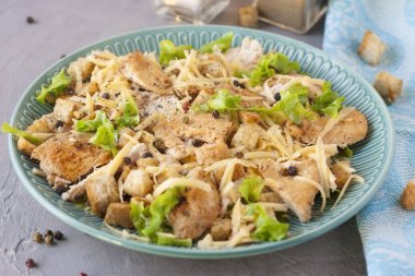 Bir tabakta tavuk ve kraker ile lezzetli salata. Sezar salatası.