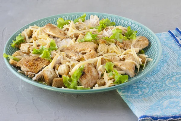 Salada deliciosa com frango e biscoitos em um prato. Salada Caesar . — Fotografia de Stock