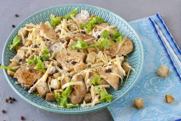 Salada deliciosa com frango e biscoitos em um prato. Salada Caesar . — Fotografia de Stock