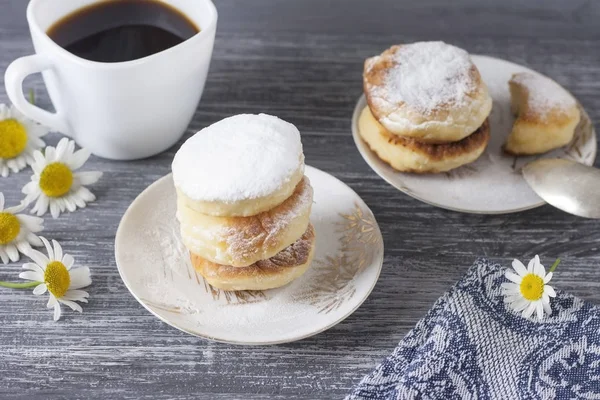 Uma pilha de cheesecakes em um prato branco — Fotografia de Stock